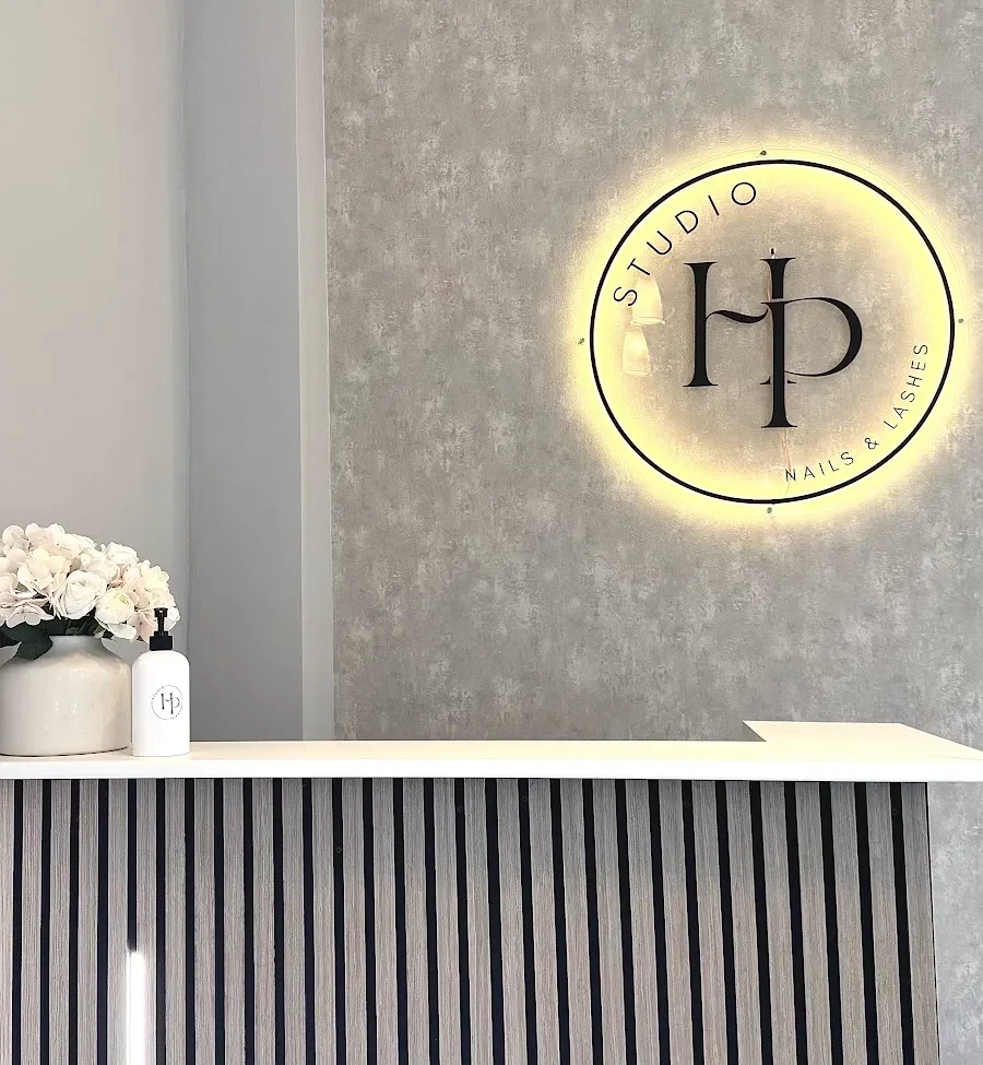 Empfang mit Blumen und beleuchtetem Studio-HP-Logo