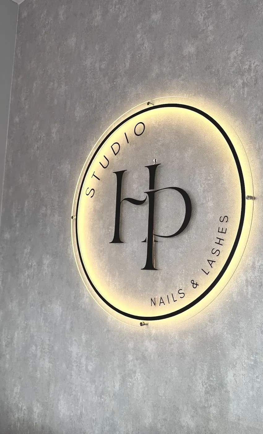 Das beleuchtete Studio-HP-Logo an der Wand