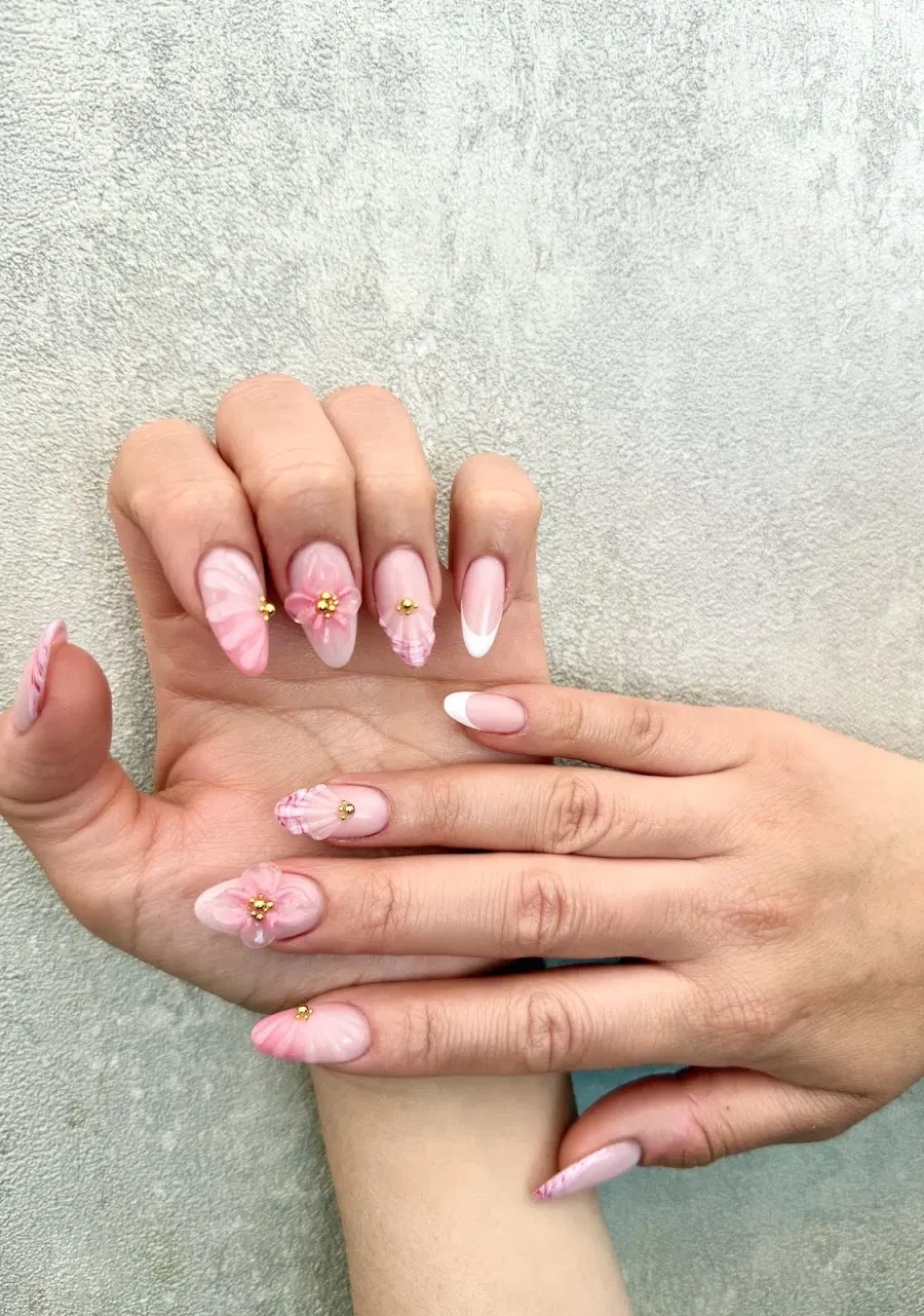 Rosa Nageldesign mit handgearbeiteten 3D-Blüten und Muscheln